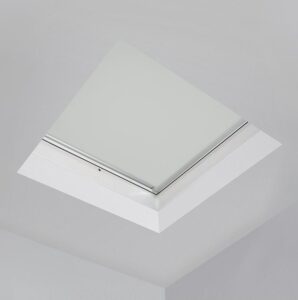 elektrisch-verduisterend-rolgordijn-platdakraam-055-lichtgrijs-fakro-arf-d