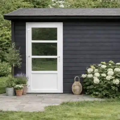 tuinhuis met witte kunststof deur met kozijn